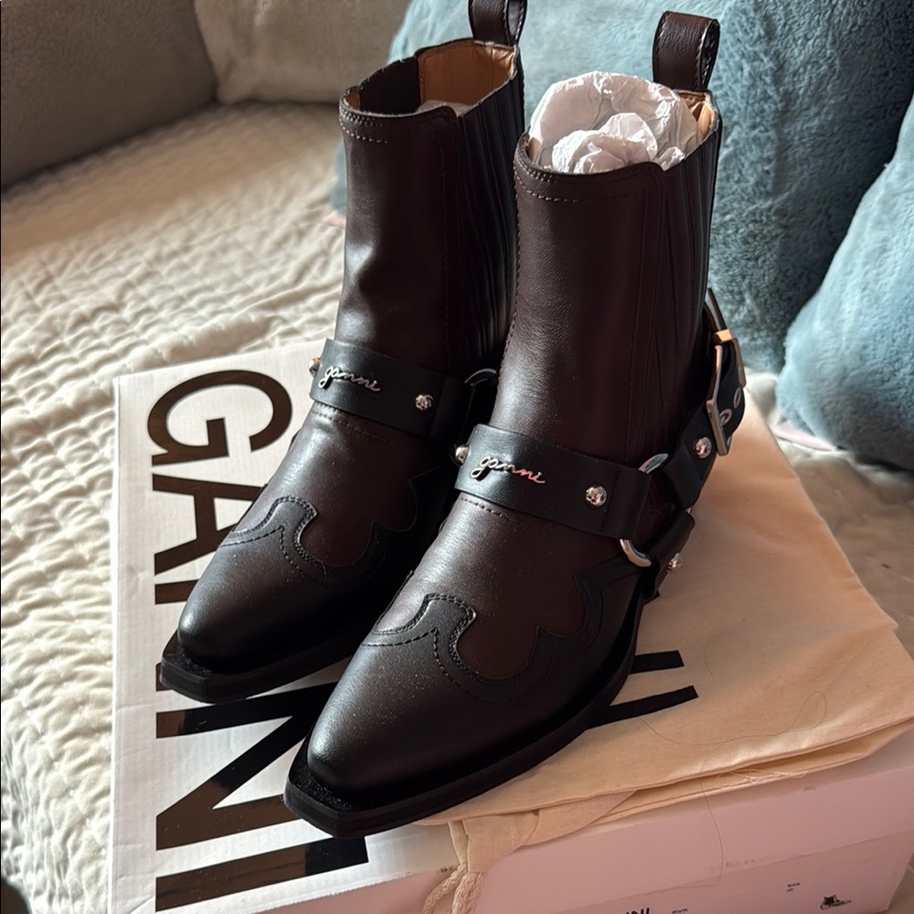 Ganni Fitted Chelsea Westen Bicolor Boot
